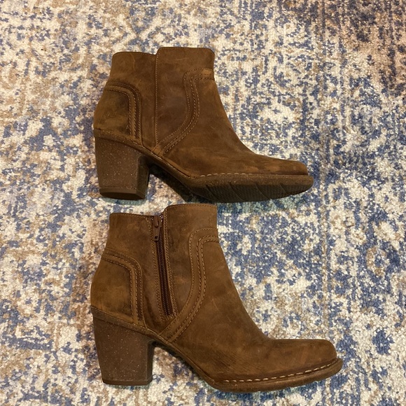 EUC Clark’s brown leather ankle boots - Picture 2 of 6